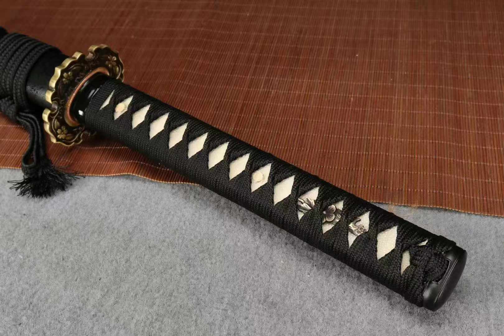 26-Inch Samurai Sword - Pearl Fish Skin Handle, Soil-Covered Blade, Tri-Color Grind